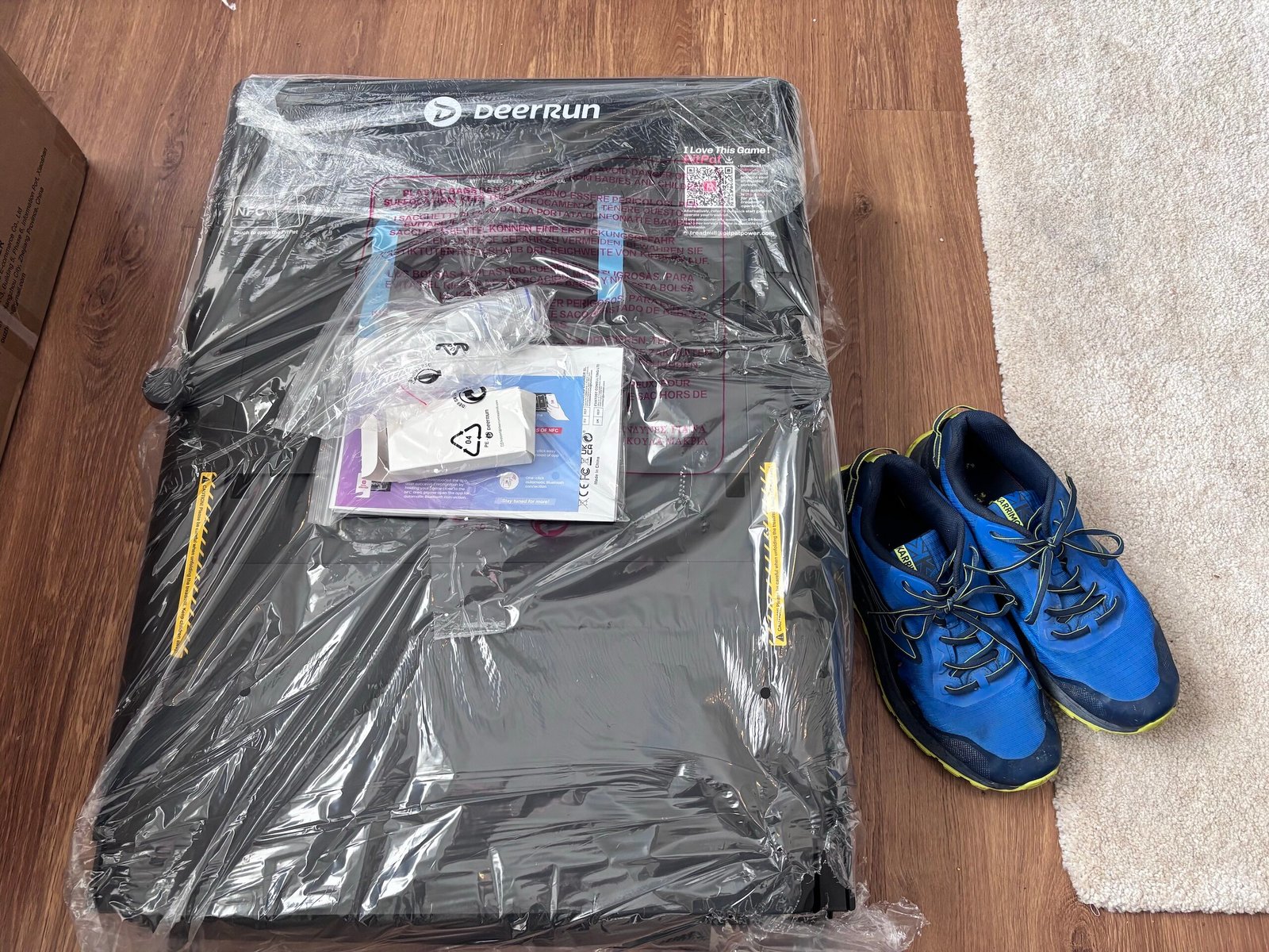 DeerRun Z20: laid flat in its packaging, trainers for scale