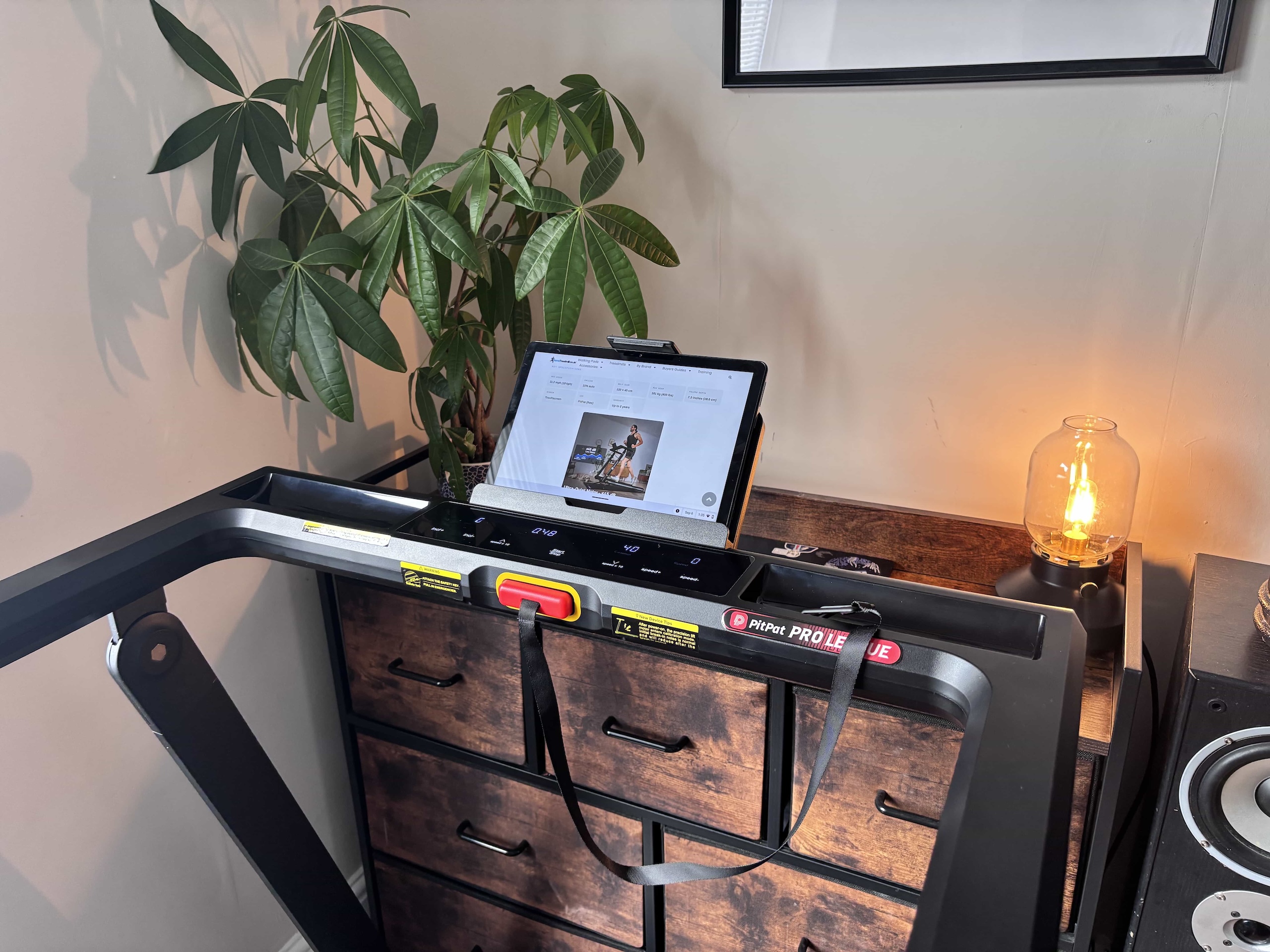 Console, arms and tablet holder from the running position