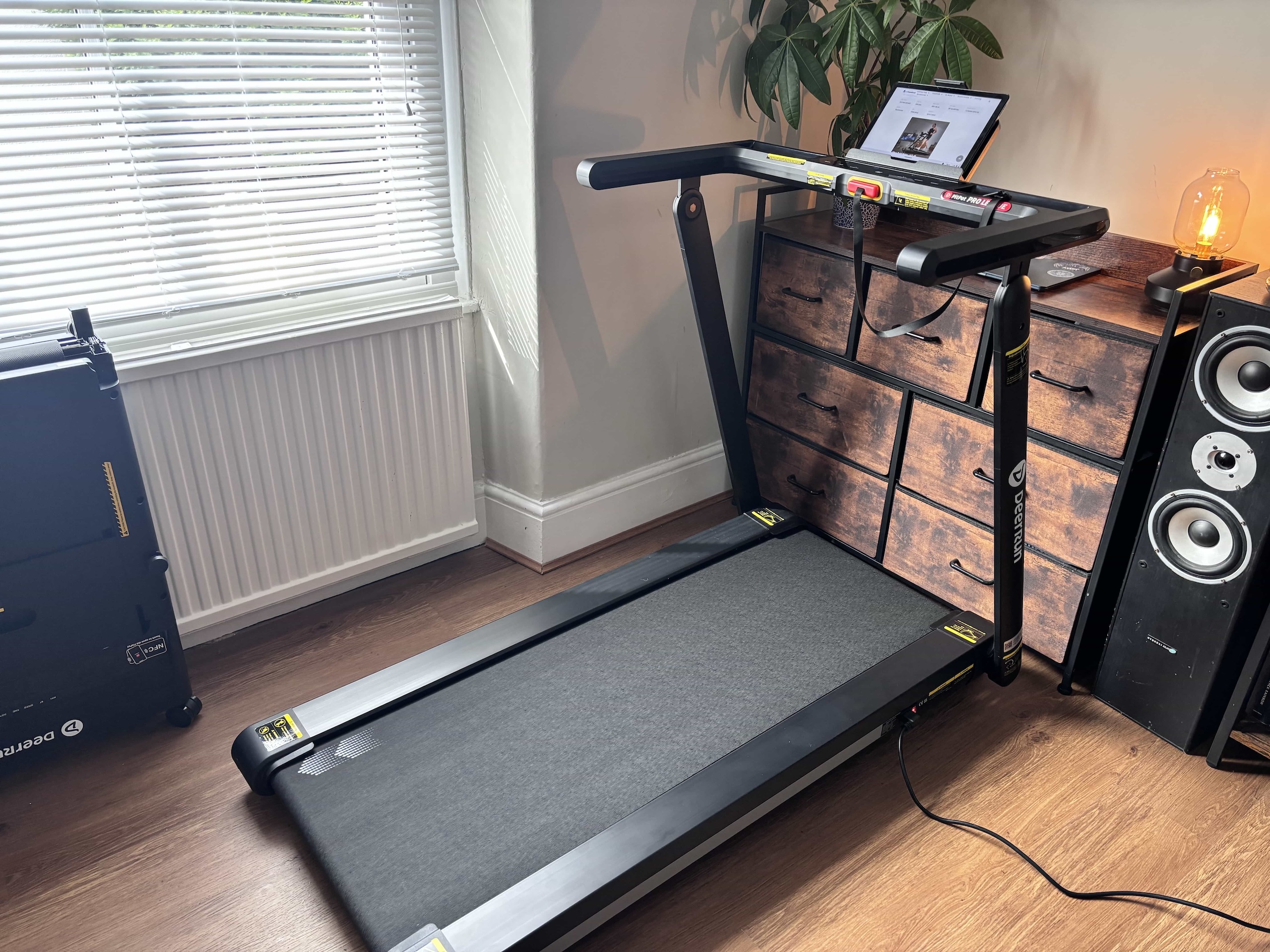 DeerRun X20 set up, side view with tablet mounted