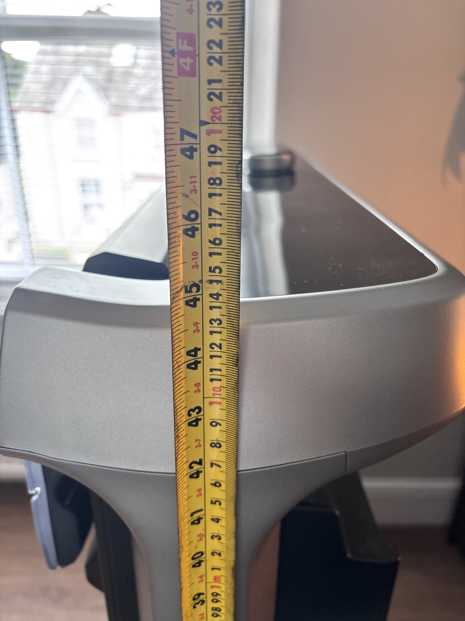 Tape measure showing the folded upright height is around 115 cm
