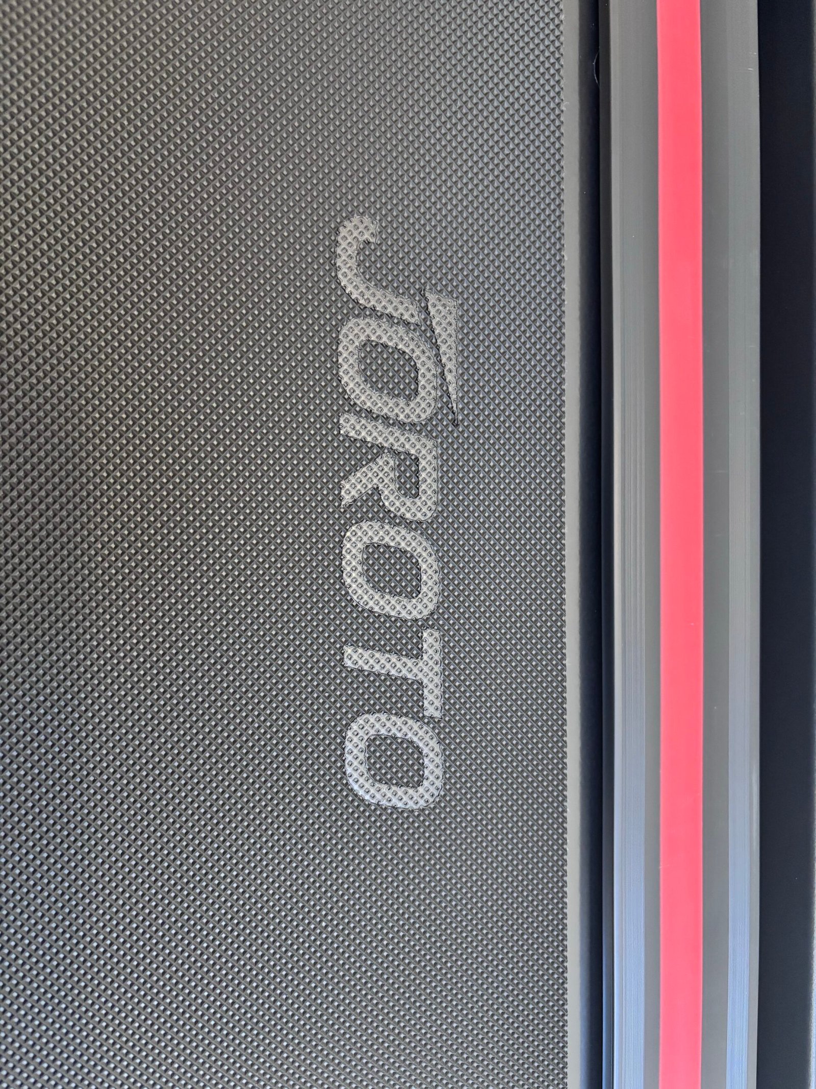 JOROTO F20 Pro: close-up of the embossed lettering on the belt