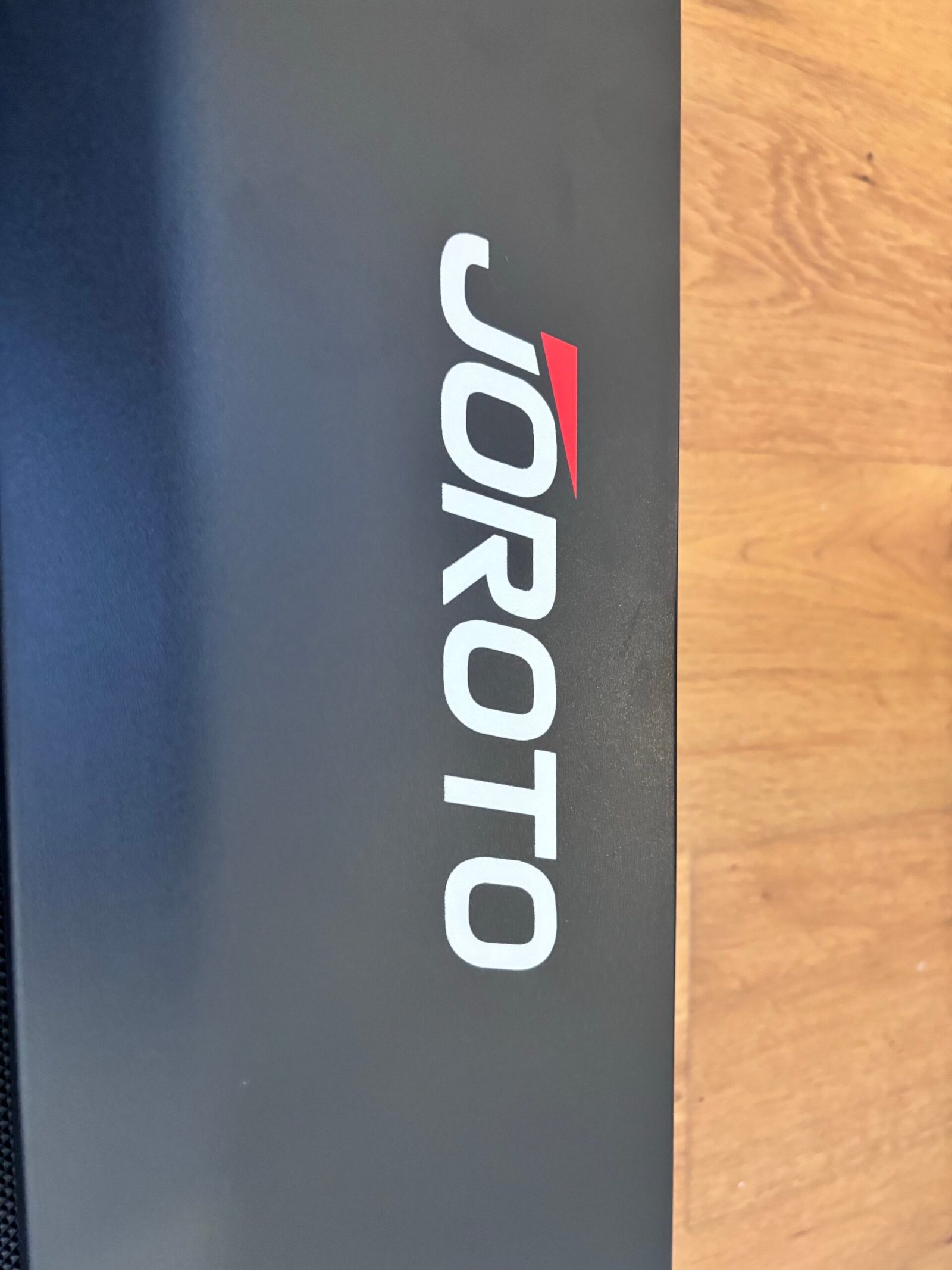 JOROTO F20 Pro: the branding on the motor housing