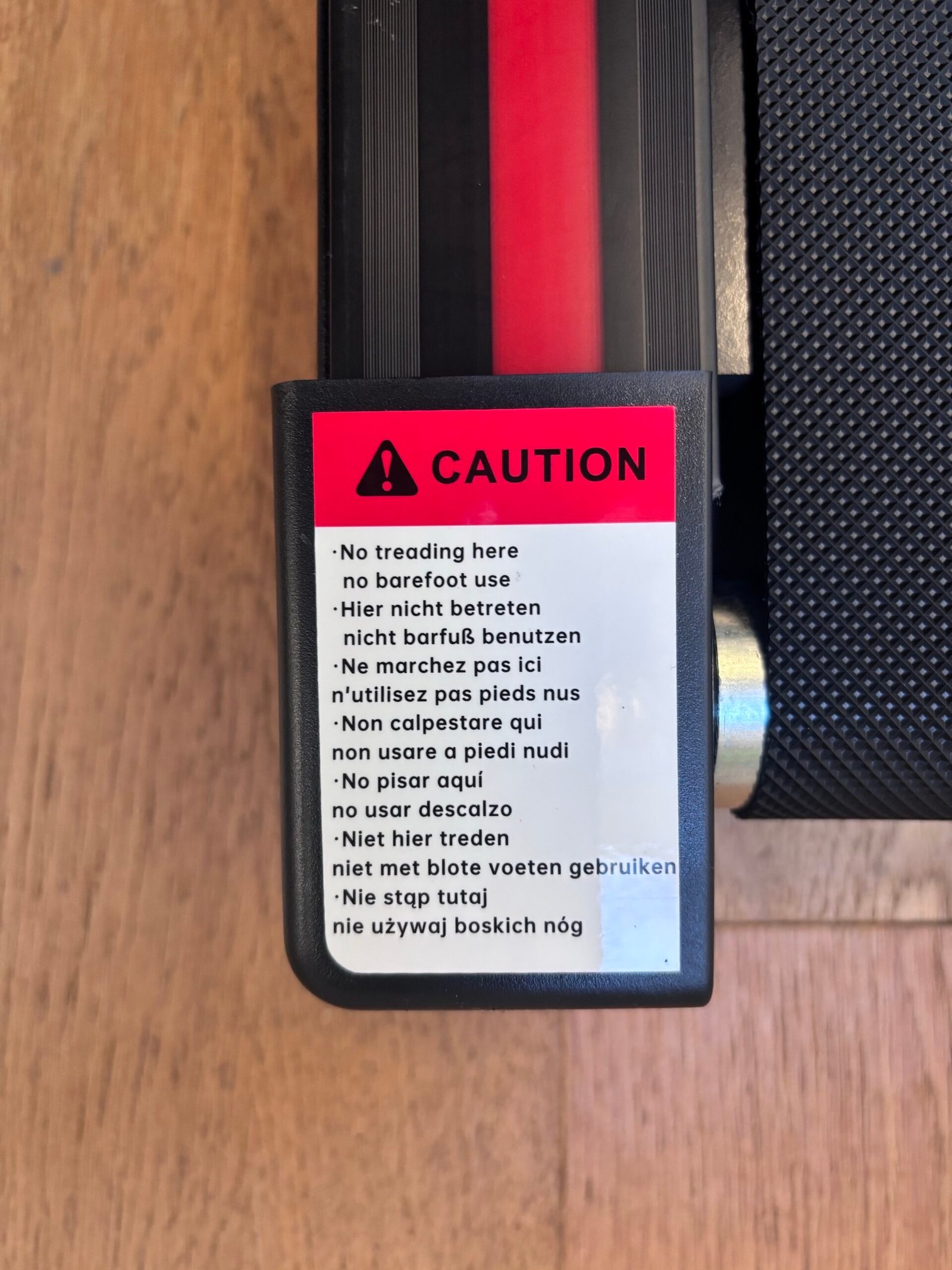 JOROTO F20 Pro: the caution label on the deck