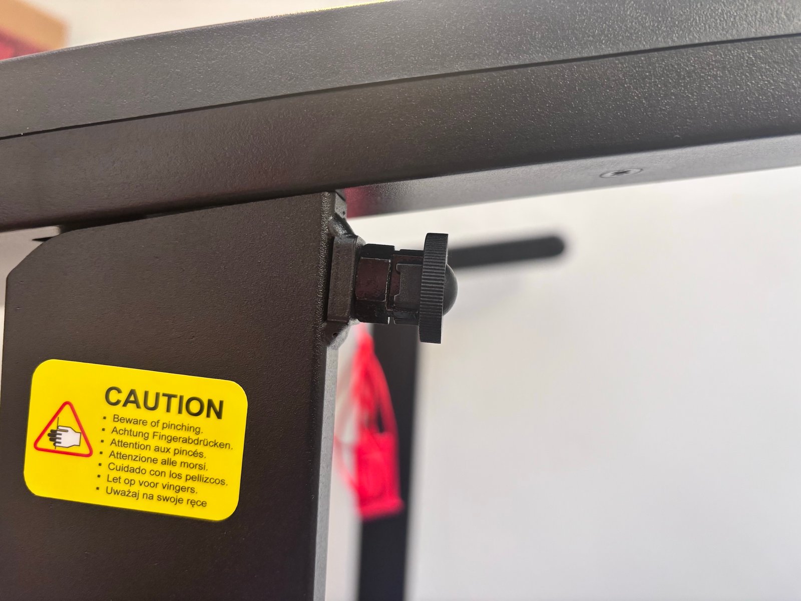 JOROTO F20 Pro: the mechanical locking catch for the fold-down arms