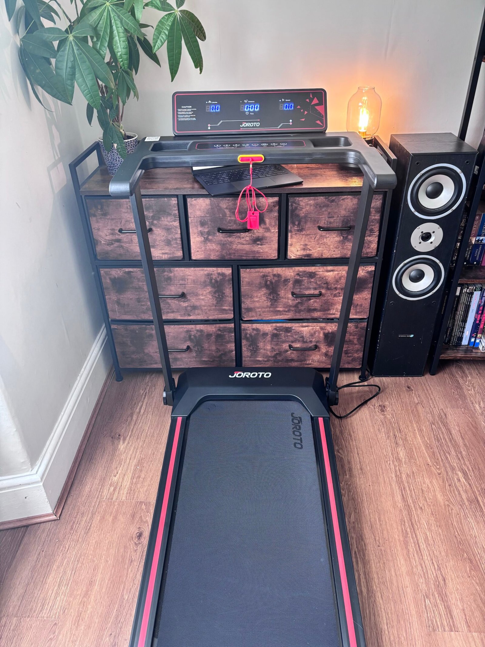 JOROTO F20 Pro: the console face-on in our home-office space