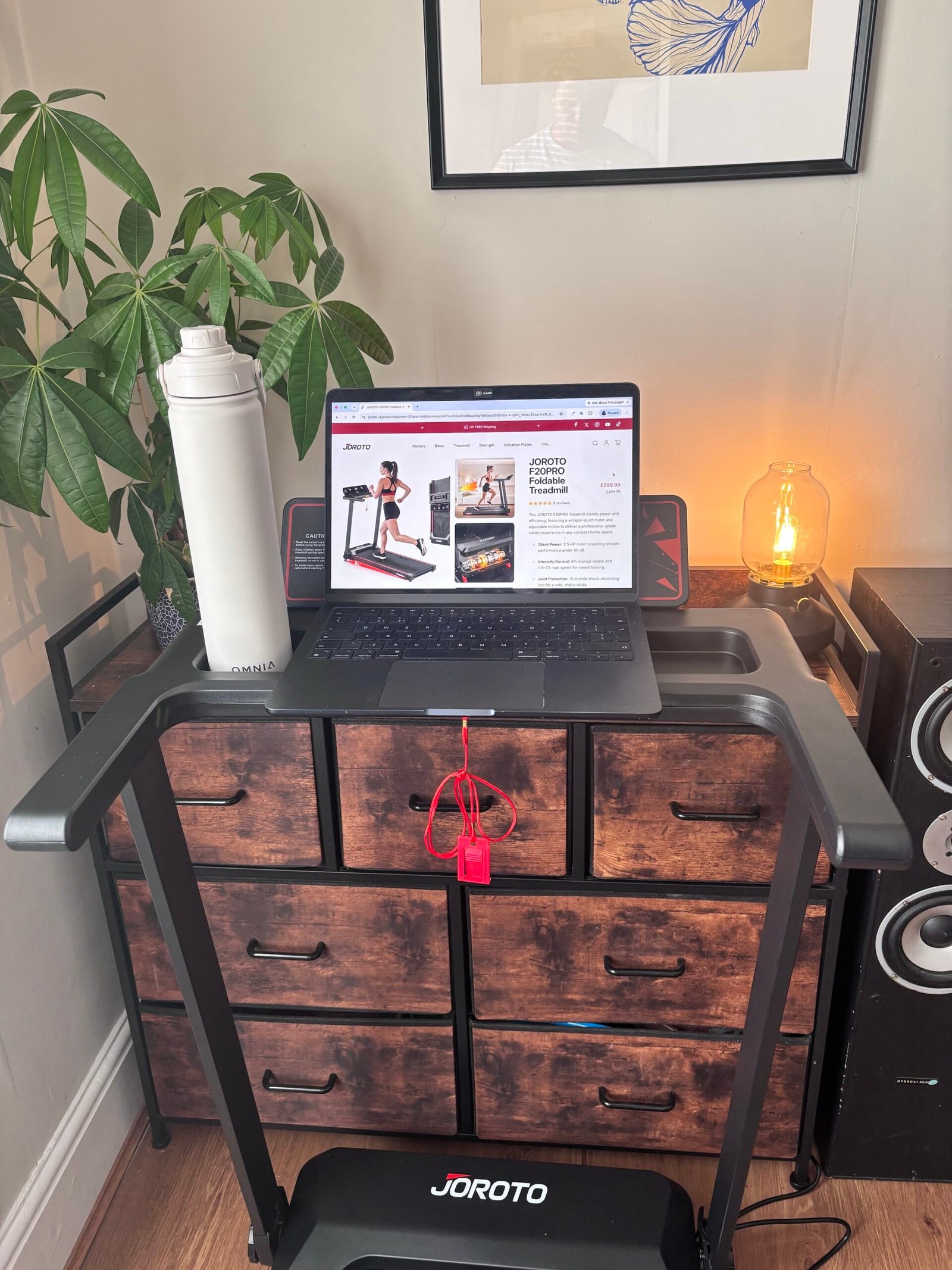 JOROTO F20 Pro: set up with a laptop and a bottle in place